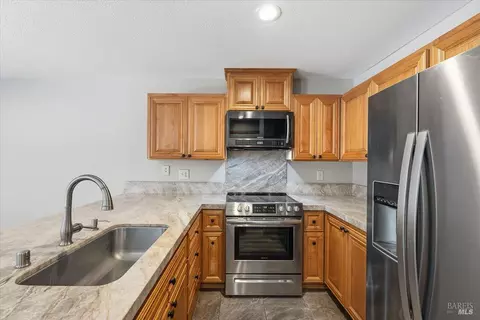 Kitchen - 80 Creek Ct, Cotati, CA 94931 photo 5 of 7