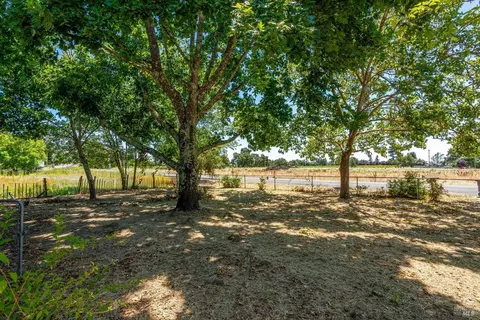 375 Limerick Ln, Healdsburg, CA 95448 photo 4