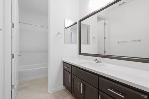 Bath - 610 Syracuse Ln, Dixon, CA 95620 photo 2 of 4