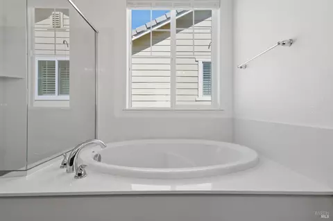 Bath - 610 Syracuse Ln, Dixon, CA 95620 photo 4 of 4