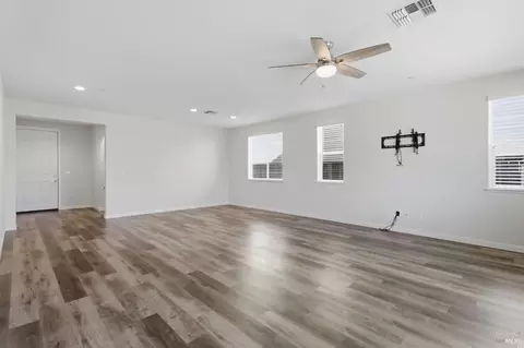 Living - 610 Syracuse Ln, Dixon, CA 95620 photo 3 of 4