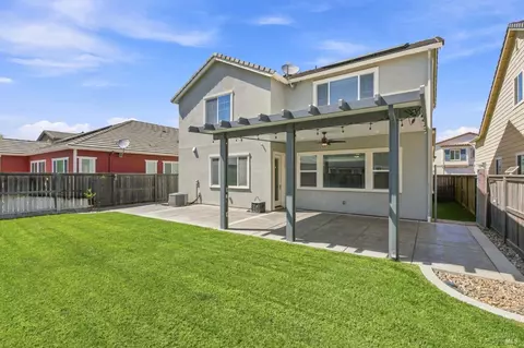 Exterior - 610 Syracuse Ln, Dixon, CA 95620 photo 6 of 7