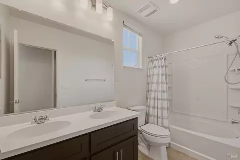 Bath - 8895 Blue River Dr, Vallejo, CA 94591 photo 2 of 5
