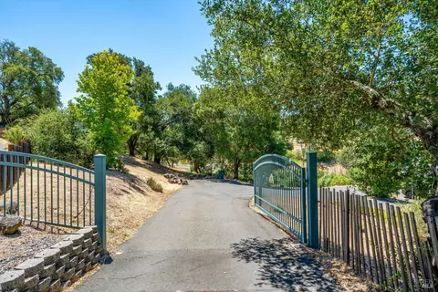 1055 Sundown Trl, Santa Rosa, CA 95404