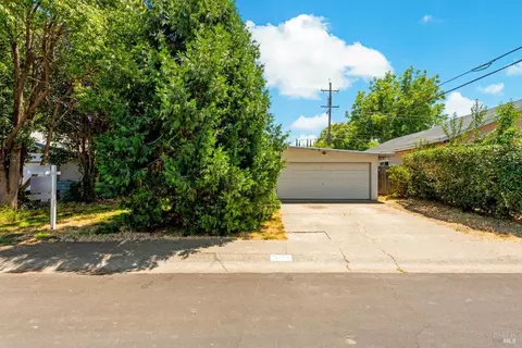 341 Grape St, Vacaville, CA 95688 photo 2