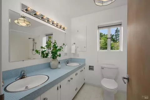 Bath - 135 Peralta Ave, Mill Valley, CA 94941 photo 3 of 4