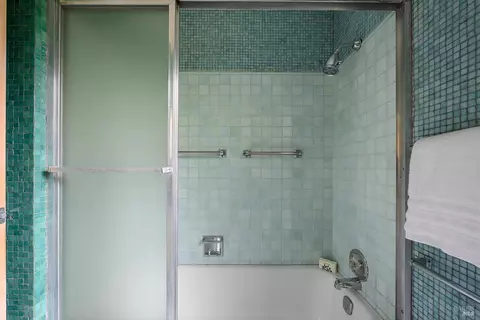 Bath - 135 Peralta Ave, Mill Valley, CA 94941 photo 2 of 4