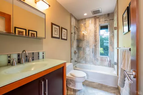 Bath - 17228 High Rd, Sonoma, CA 95476 photo 2 of 3
