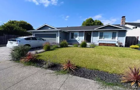 1120 Santa Clara Ln, Petaluma, CA 94954
