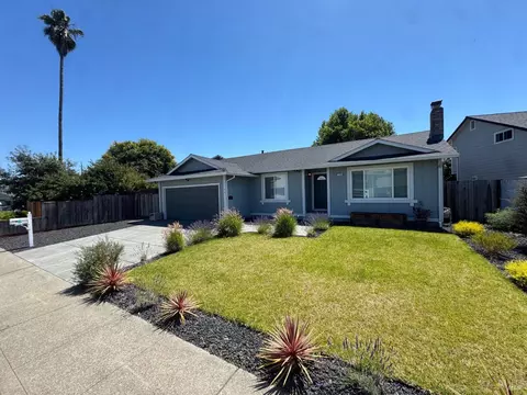 1120 Santa Clara Ln, Petaluma, CA 94954