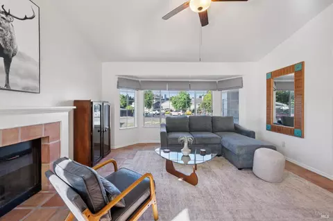 Living - 7121 Hastings Pl, Windsor, CA 95492 photo 4 of 5