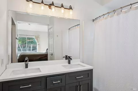 Bath - 7121 Hastings Pl, Windsor, CA 95492 photo 2 of 3