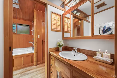 Bath - 73 Cloud View Rd, Sausalito, CA 94965 photo 8 of 9
