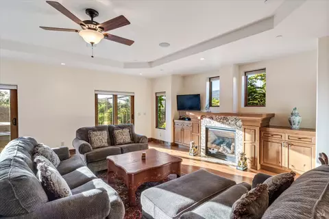 Living - 25084 Asti Rd, Cloverdale, CA 95425 photo 6 of 7