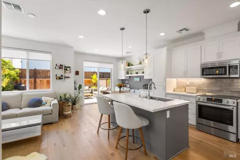 48 Riverbend Ln, Petaluma, CA 94952