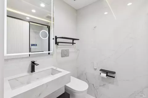 Bath - 106 Walnut Ave, Corte Madera, CA 94925 photo 2 of 9