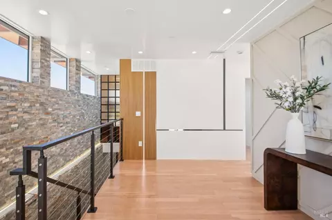 Entry Way - 106 Walnut Ave, Corte Madera, CA 94925 photo 6 of 7
