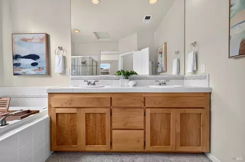 Bath - 1156 Mitchell Ln, Windsor, CA 95492 photo 3 of 7