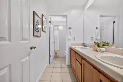 Bath - 1156 Mitchell Ln, Windsor, CA 95492 photo 5 of 7