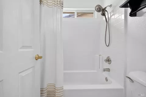 Bath - 1156 Mitchell Ln, Windsor, CA 95492 photo 6 of 7