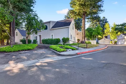 2757 Lakeview Dr, Santa Rosa, CA 95405