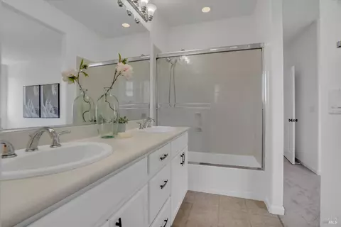 Bath - 1158 Tocia Ave, Vacaville, CA 95687 photo 4 of 4