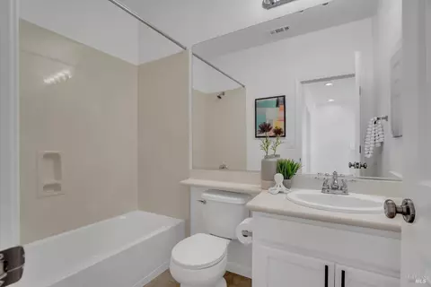 Bath - 1158 Tocia Ave, Vacaville, CA 95687 photo 2 of 4