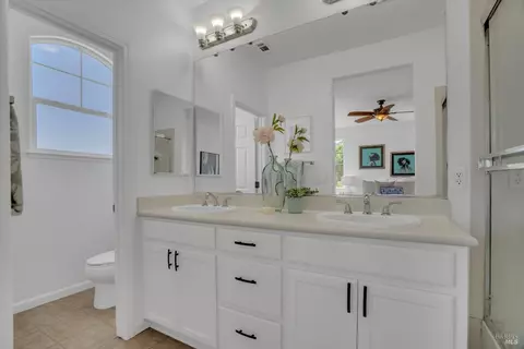 Bath - 1158 Tocia Ave, Vacaville, CA 95687 photo 3 of 4