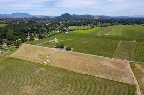 835 Dry Creek Rd, Healdsburg, CA 95448