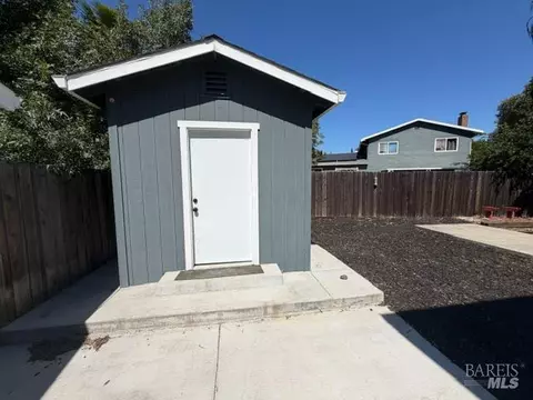Exterior - 130 Vail Ct, Vacaville, CA 95687 photo 6 of 8