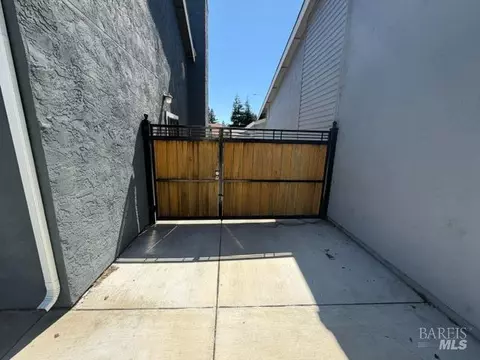 Exterior - 130 Vail Ct, Vacaville, CA 95687 photo 4 of 8