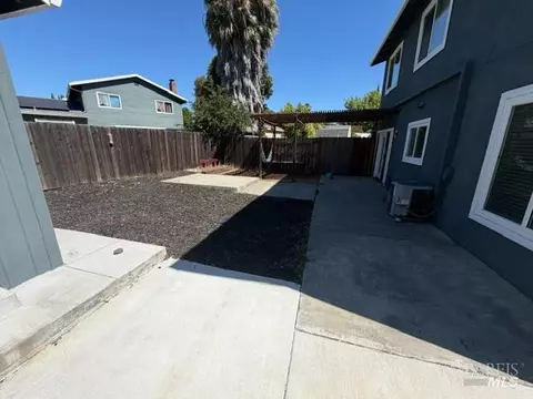Exterior - 130 Vail Ct, Vacaville, CA 95687 photo 5 of 8
