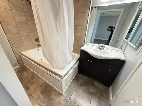 Bath - 130 Vail Ct, Vacaville, CA 95687 photo 2 of 5