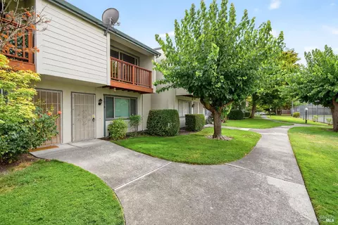 1064 Eleanor Ave, Rohnert Park, CA 94928