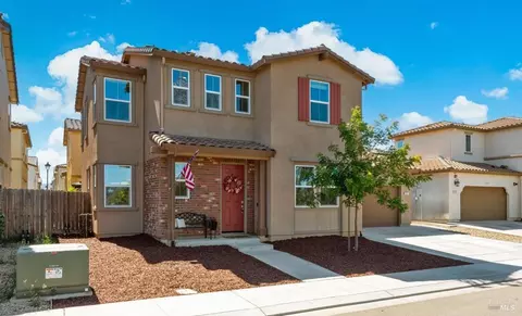 824 Tulip St, Vacaville, CA 95687