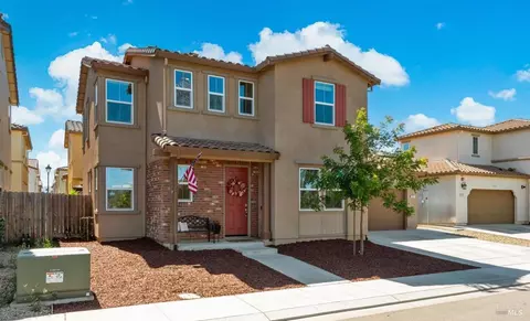 824 Tulip St, Vacaville, CA 95687