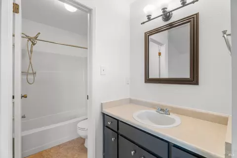 Bath - 536 Capps Ln, Ukiah, CA 95482 photo 2 of 3