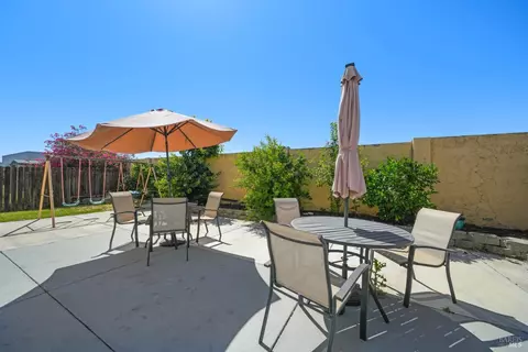 Exterior - 939 E Atlantic Ave, Fairfield, CA 94533 photo 5 of 8