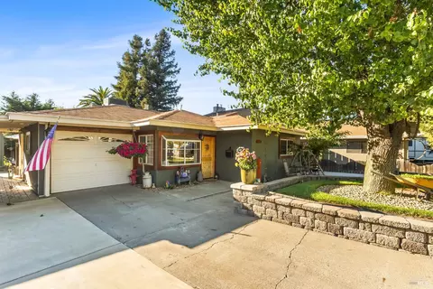 613 N Adams St, Dixon, CA 95620