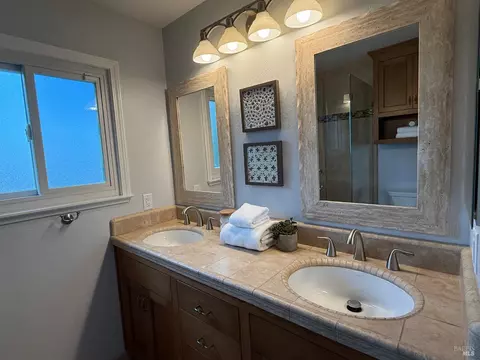Bath - 455 Donner Ct, Petaluma, CA 94954 photo 9 of 9
