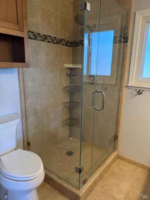 Bath - 455 Donner Ct, Petaluma, CA 94954 photo 7 of 9