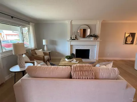 Living - 455 Donner Ct, Petaluma, CA 94954 photo 3 of 5