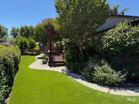 Exterior - 455 Donner Ct, Petaluma, CA 94954 photo 8 of 17
