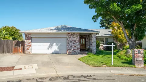 1355 Hemingway Ct, Dixon, CA 95620