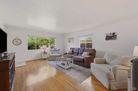 Living - 340 Plum St, Vacaville, CA 95688 photo 2 of 3