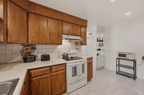 Kitchen - 340 Plum St, Vacaville, CA 95688 photo 3 of 4