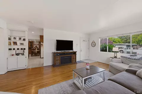 Living - 340 Plum St, Vacaville, CA 95688 photo 3 of 3