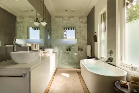 Bath - 1237 Bella Oaks Ln, Napa, CA 94558 photo 4 of 6
