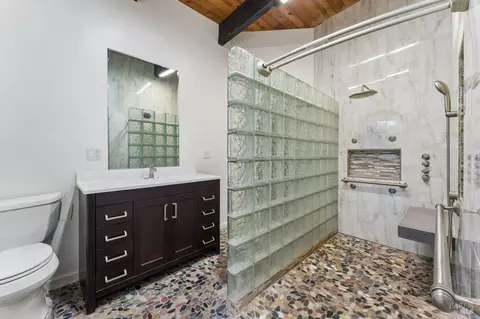 Bath - 40 Queens Ct, Napa, CA 94558 photo 1 of 4