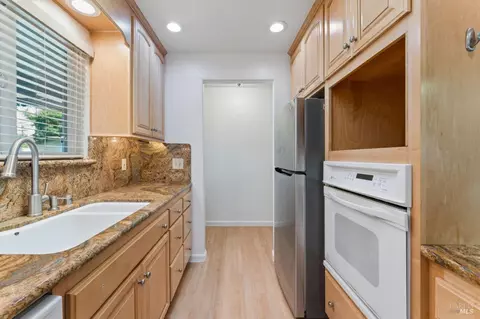Kitchen - 40 Queens Ct, Napa, CA 94558 photo 4 of 4